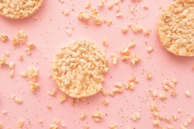 Pastel pembe arka plan, havai görünümü üst üzerinde düz yatıyordu gevrek pirinç kek