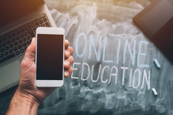 Online Vzdělávání Koncept Rukou Držení Smartphone Přes Notebook Nebo Tablet — Stock fotografie