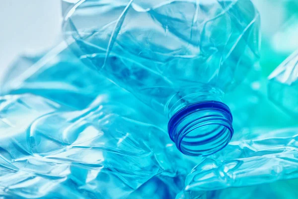 Куча Измельченных Пластиковых Бутылок Готова Переработке — стоковое фото