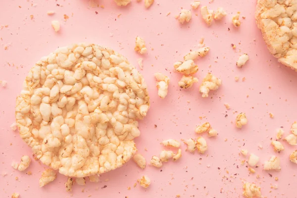 Pastel pembe arka plan, havai görünümü üst üzerinde düz yatıyordu gevrek pirinç kek