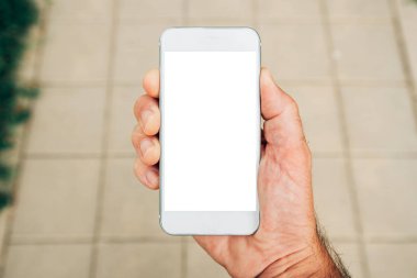 Sokakta, hareket eden telefon aygıt kentsel çevreleyen açık kullanan adam Smartphone ile ekranı boş sahte tutan el