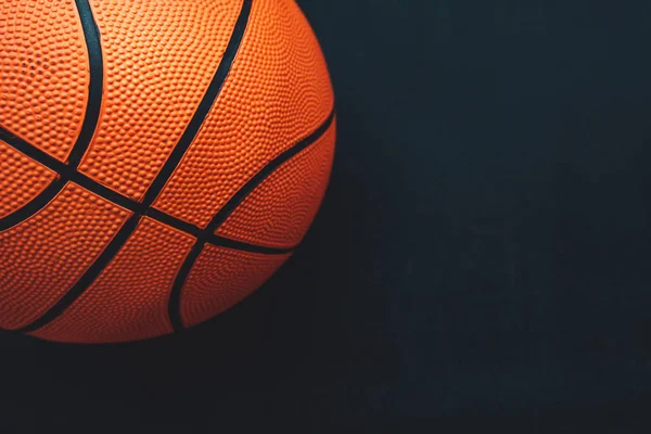 Basketball Auf Dunklem Hintergrund Inkl Kopierraum — Stockfoto