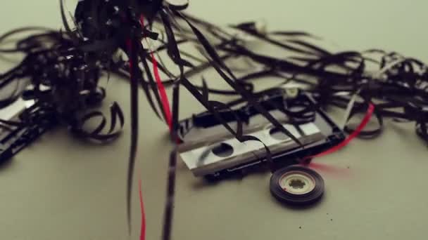 古いレトロな技術コンセプト もつれたテープで破損したオーディオ カセット テープ — ストック動画