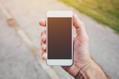 El smartphone ile alay kopya alanı, kentsel çevre sokakta modern çağdaş cep telefonu kullanan adam