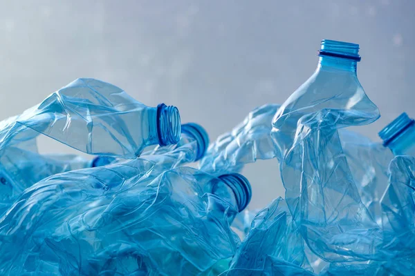 Куча Измельченных Пластиковых Бутылок Готова Переработке — стоковое фото