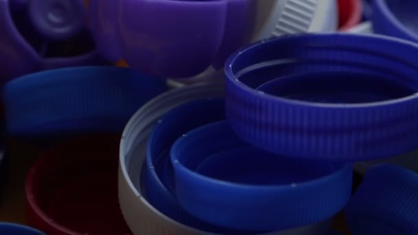回收塑料瓶盖的各种颜色 多莉滑块拍摄 — 图库视频影像