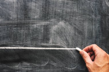 El altı çizili tebeşir okul yazı tahtası ile. Bir şey önemli, sahte kopya yer vurgulayan öğretmen