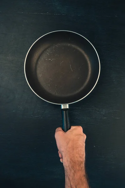 Hand Holding Used Old Empty Frying Pan Skillet Top View — Stock Photo, Image