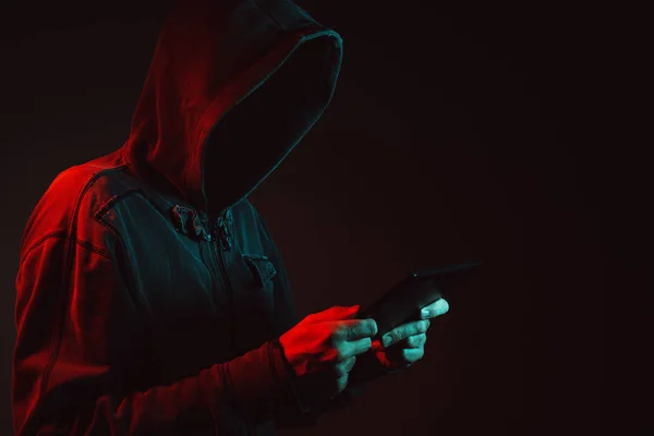 Hooded Ansiktslösa Hacker Med Surfplatta Cybersäkerhet Koncept — Stockfoto