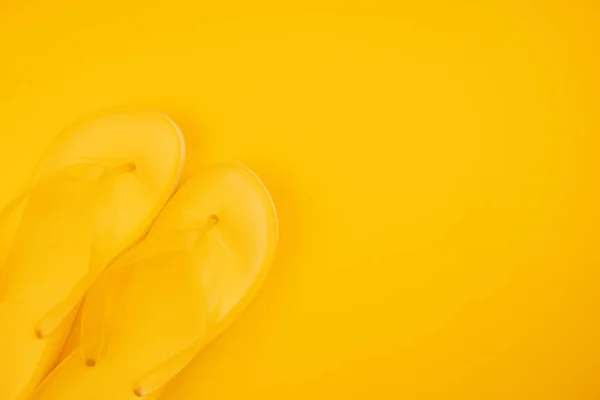 Стильный Желтый Флип Флоп Сандалии Сверху Пространством Копирования Желтом Фоне — стоковое фото