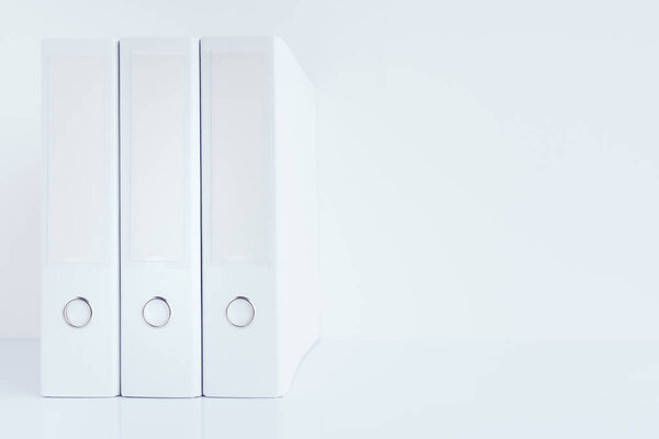 Архивные файлы документов кольцо папки папки папки папки в бизнес-офисе
