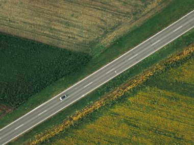 Drone bakış açısından yolda araba hava atış