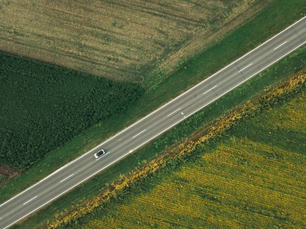 Plano Aéreo Del Coche Carretera Desde Punto Vista Del Dron —  Fotos de Stock