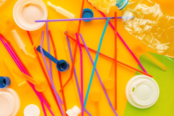 Красочный пластиковый мусор и мусор, концептуальный образ загрязнения окружающей среды и потребления
