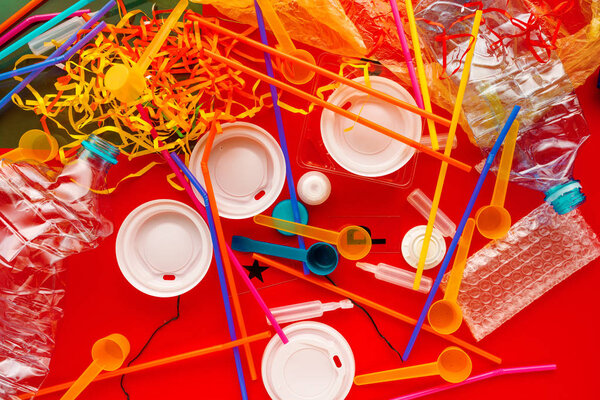 Красочный пластиковый мусор и мусор, концептуальный образ загрязнения окружающей среды и потребления
