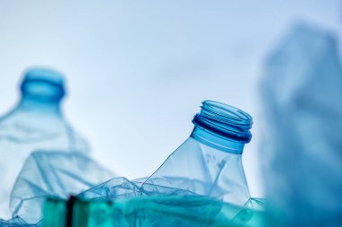 Ezilmiş plastik şişe yığın geri dönüşüm için hazır
