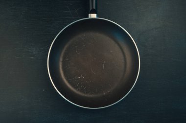 Eski boş tava tava üstten görünüm koyu arka plan üzerinde kullanılan