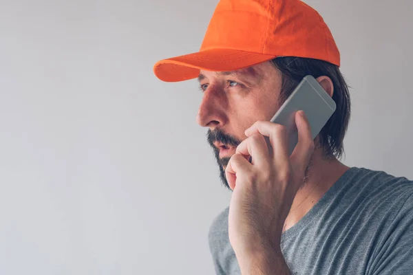 Hombre Con Gorra Béisbol Hablando Smartphone Comunicación Concepto Conectividad —  Fotos de Stock