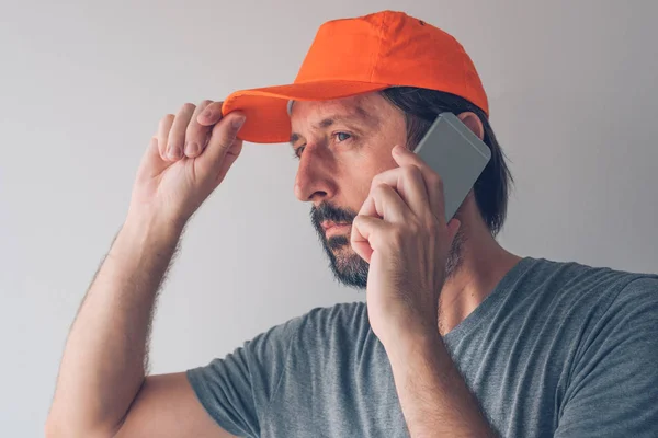 Homem Com Boné Beisebol Falando Smartphone Comunicação Conceito Conectividade — Fotografia de Stock