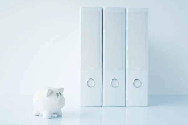 貯金箱のコイン ビジネス オフィス 明るい白のミニマルな構成のコピー領域をモックとして銀行とドキュメント バインダー — ストック写真