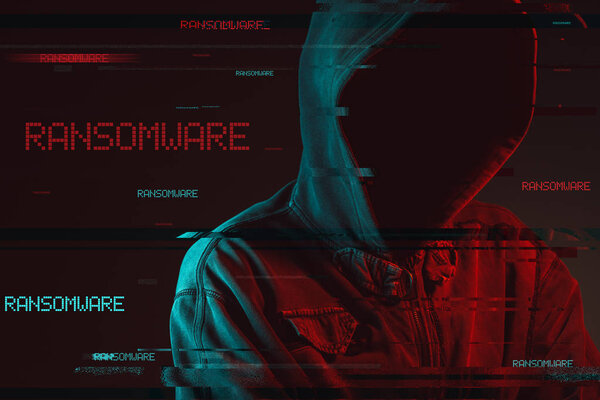 Концепция Ransomware с безликим мужчиной в капюшоне, низким ключом красный и синий свет изображения и цифровой глюк эффект
