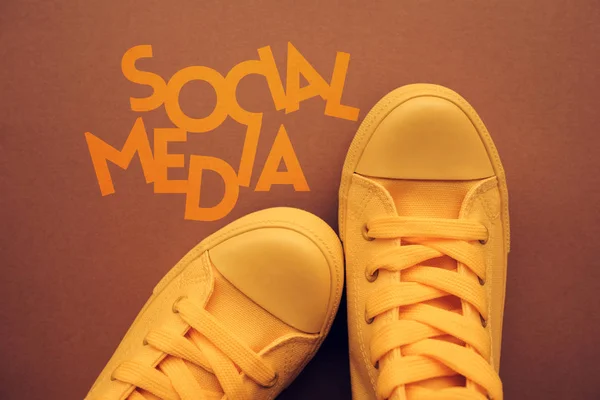 Concepto Redes Sociales Con Zapatillas Amarillas Desde Arriba — Foto de Stock