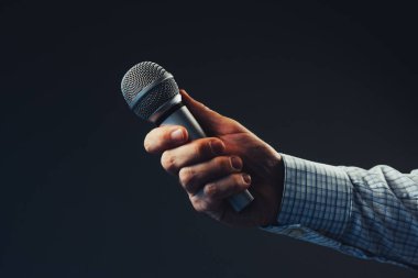 El ile bir röportaj için kitle iletişim araçları, seçici odak yapıyor mikrofon