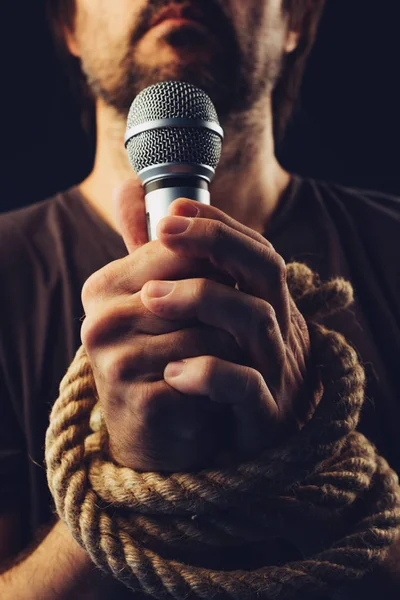 Liberdade Expressão Imagem Conceitual Com Homem Segurando Microfone Com Mãos — Fotografia de Stock