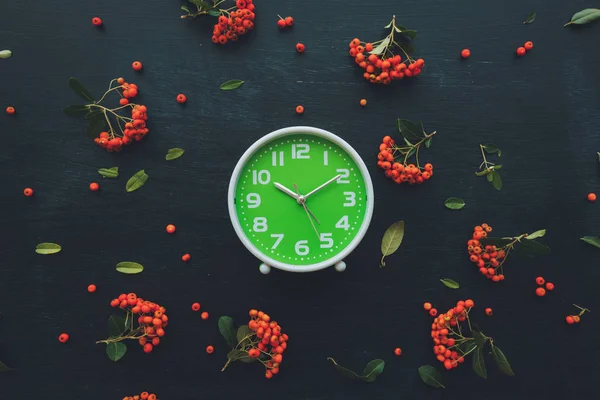 暗い背景、フラットにプラスチックの緑の時計を置く — ストック写真