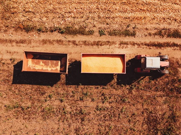 Luftaufnahme Eines Landwirtschaftlichen Traktors Mit Frachtkarren Feld Beladen Mit Abgeernteten — Stockfoto