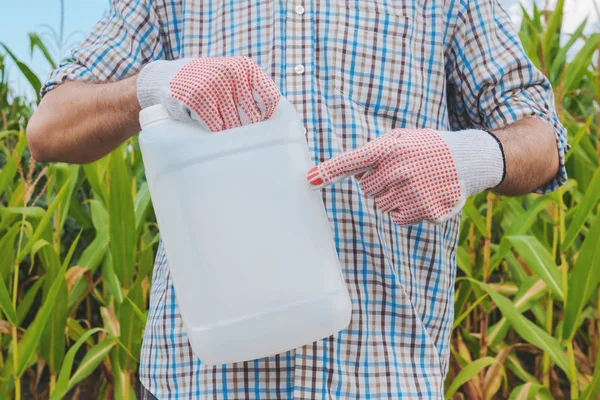 Farmář Drží Džbánu Chemických Pesticidů Kukuřičném Poli Prázdná Láhev Označeny — Stock fotografie