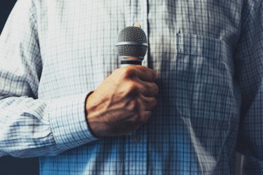 Kamu hoparlör mikrofon, seçici odak ile düşük anahtar tutan