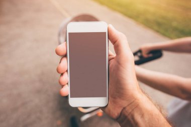 Telefon daha ilginç bebek arabası bebek, Erkek elinde ekranı boş sahte ile akıllı telefon