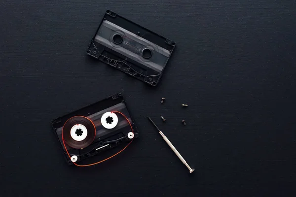 Плоские Части Аудиокассеты Тёмном Фоне Вид Сверху Ретро Технологии Медиа — стоковое фото