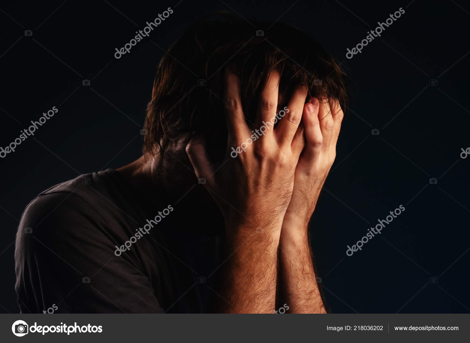 人在绝望中哭泣双手捂着脸低调的肖像——图库图片© stevanovicigor #218036202, image size:1600x1168