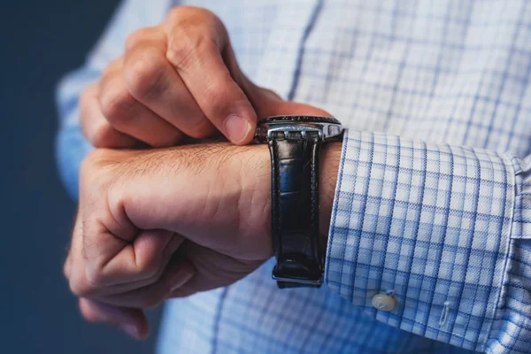 Uomo Affari Controlla Ora Dell Orologio Polso Ritardo Riunione Lavoro — Foto Stock