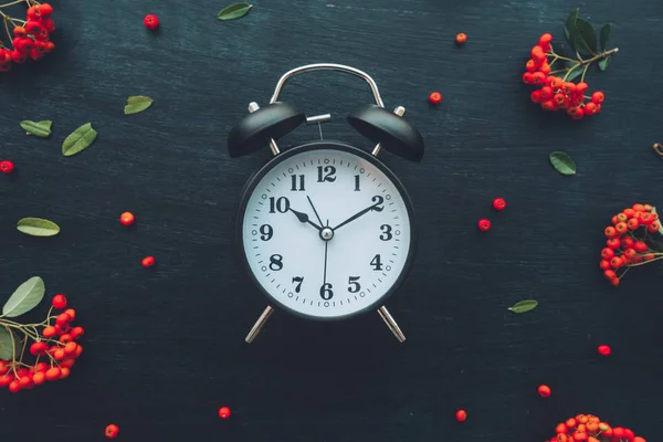 Alarm Clock Dark Wooden Background Flat Lay Top View Minimal — Stock Photo, Image