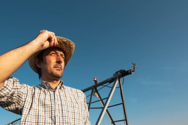 Mısır tarlası Sulama sistem dışı işlemi sırasında sıcak yaz günü ile ciddi endişe çiftçi