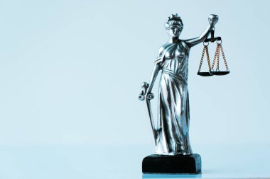 Bayan adalet heykeli hukuk bürosunda. Gözleri bağlı, denge ve kılıç ile heykelcik ahlaki güç kişileştirme yargı sisteminde ve 's kökenli Lustitia, adalet tanrıçası Roma mitolojisinde