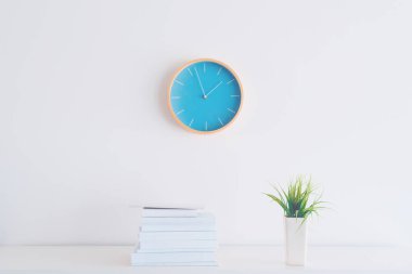 Modern iş ofis iç ayrıntılı anlatan duvar saati ve kitap ve bitki ile raf