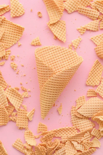 Ijs Wafel Kegels Pastel Roze Achtergrond Bovenaanzicht Plat Leggen Moderne — Stockfoto