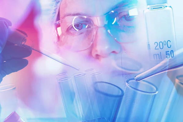 Медичний Вчений Працює Лабораторним Скляним Посудом Концептуальний Образ Наукового Обладнання — стокове фото