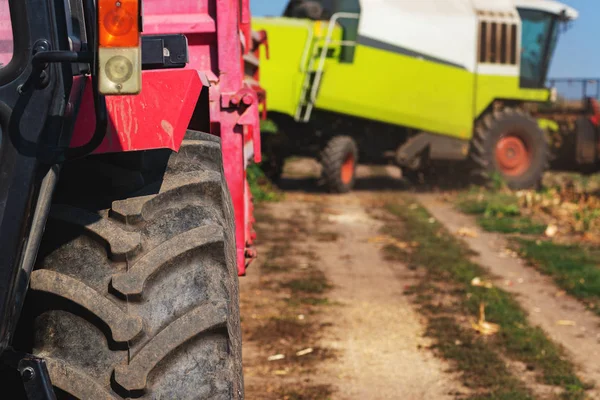 Szüreti Szezon Mezőgazdasági Traktor Kombájn Mező Szelektív Fókuszban — Stock Fotó