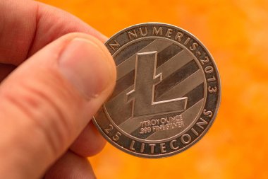 Litecoin mısır çekirdekleri yığın üzerinde elinde cryptocurrency için kavramsal görüntü emtia ticaret ticari faaliyetle ilgili Tarım işinde