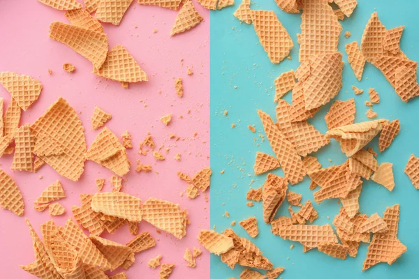 粉碎冰淇淋华夫饼锥在柔和的粉红色和蓝色背景 顶部视图平躺现代最小组成 — 图库照片