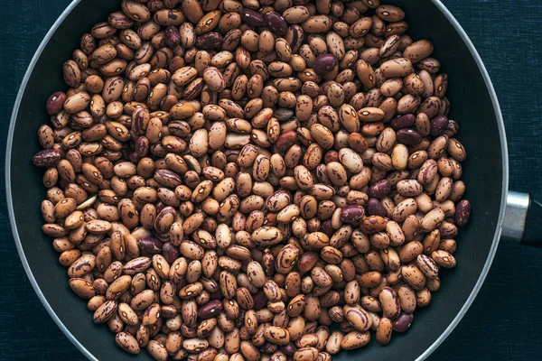 Pinto Fasulye Tavada Yukarıdan Sağlıklı Baklagil Fasulye Üstten Görünüm — Stok fotoğraf