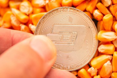 Madeni para el çizgi mısır çekirdekleri yığın üzerinde cryptocurrency için kavramsal görüntü ile ilgili ticari faaliyetle emtia ticaret tarım işinde