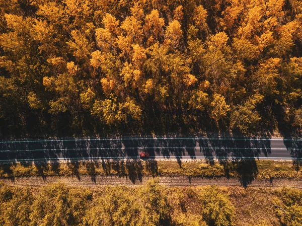 Vista Aérea Solo Coche Rojo Conduciendo Carretera Través Del Bosque —  Fotos de Stock