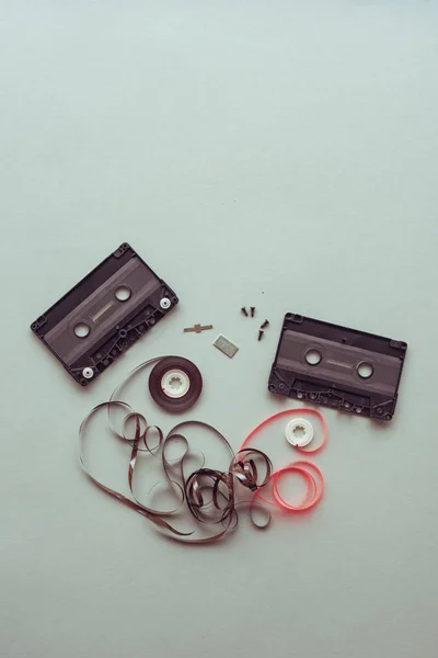 Flat Lay Audio Cassette Parti Sfondo Blu Pastello Vista Dall — Foto Stock