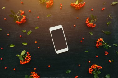 Mobil telefon düz retro tarzı çiçek düzenleme ile en iyi görünümü kadar sahte yatıyordu